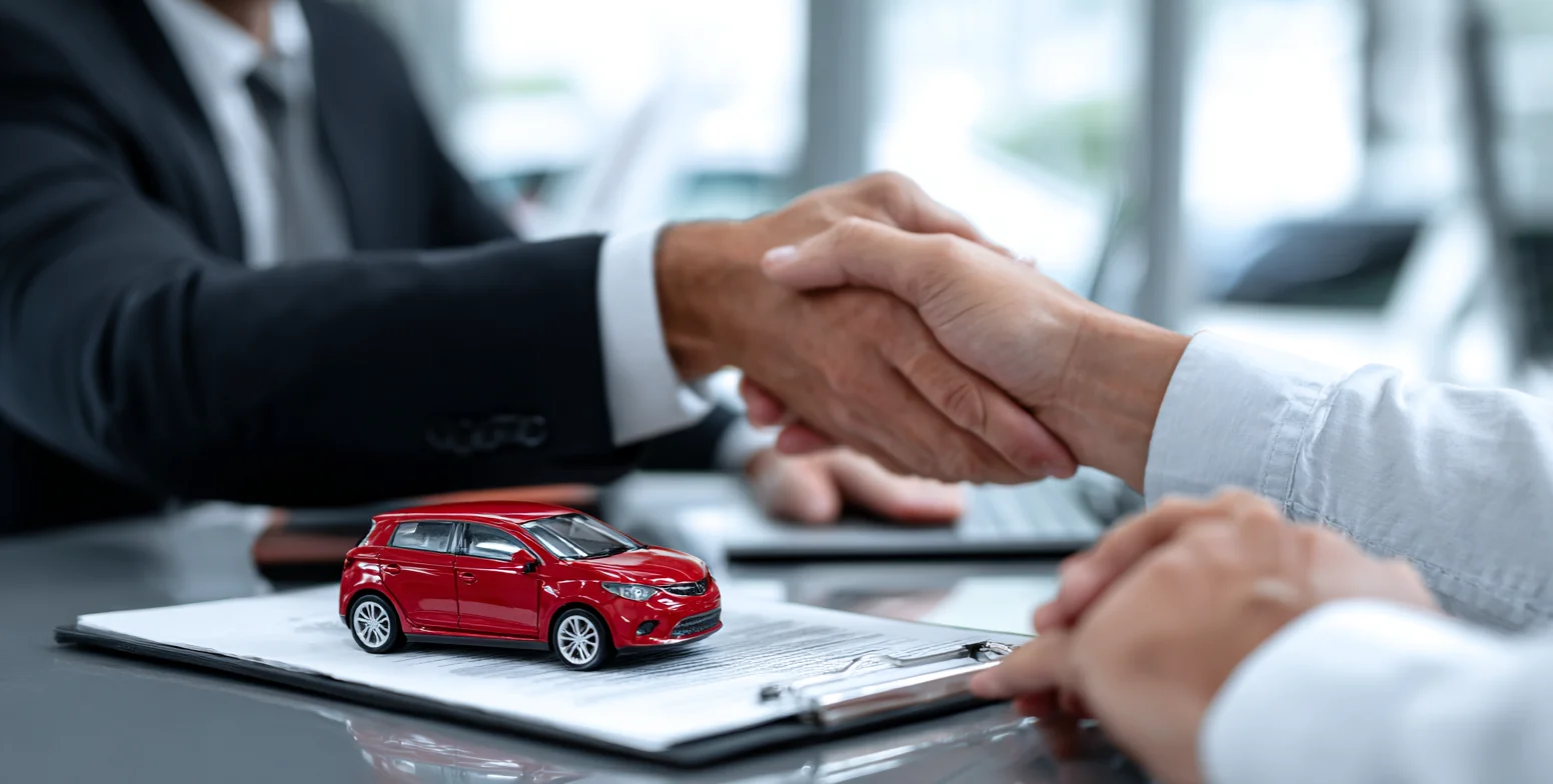 Автомобиль уверенно едет по американской дороге под полной страховой защитой Страхование вашего будущего